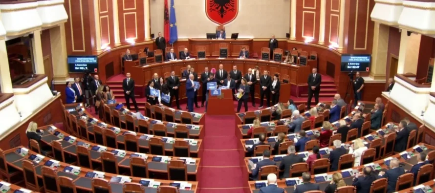 Tensione në Kuvend/ Opozita ndez zhurmuese dhe u bie tavolinave, nuk lejojnë të flasin deputetët socialistë