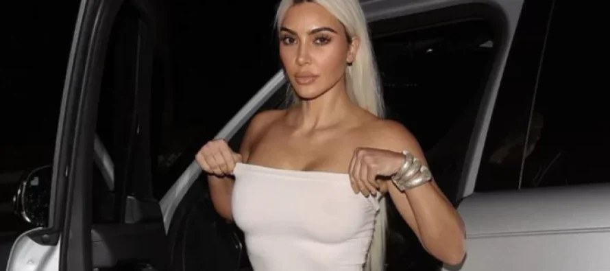 Kim Kardashian duket tejet sensuale në një kostum të ngushtë, ndërsa mbush 44 vjeç