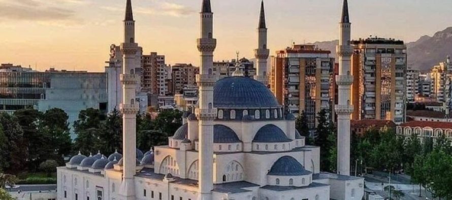 Xhamia e Namazgjasë ka 4 minare 50 metra të larta dhe një kupolë 35 metra të lartë
