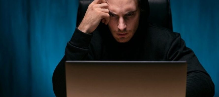 Njerëzit që besojnë në teoritë e konspiracionit janë më pak të lumtur në dashuri