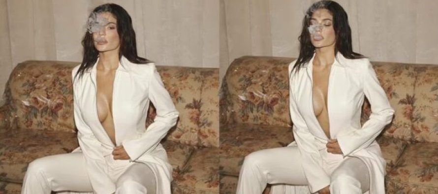 Kylie Jenner duket tejet atraktive teksa modelon një ansambël nga marka e saj “Khy”