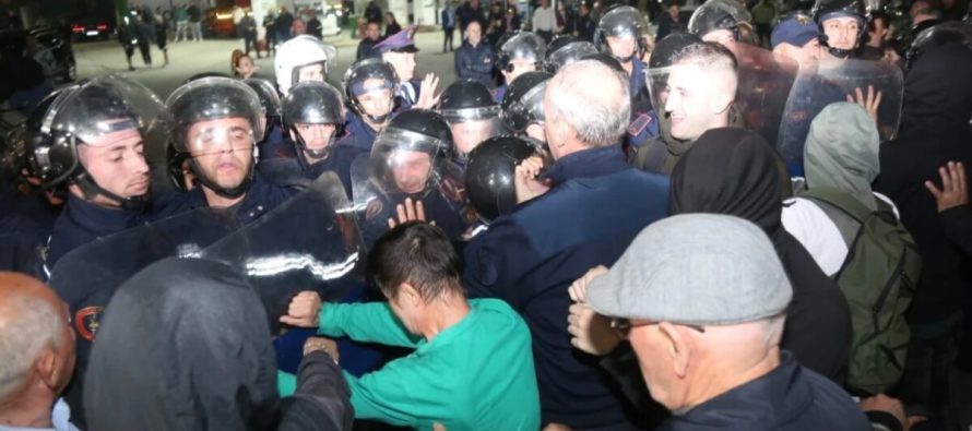 Përplasje me policinë dhe djegie gomash, mbyllet pas tri orësh protesta në Shqipëri