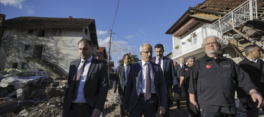 Ministri turk Uraloğlu në zonën e përmbytur në BeH: Nuk do t’ju lëmë vetëm, kontejnerët e strehimit tashmë në rrugë