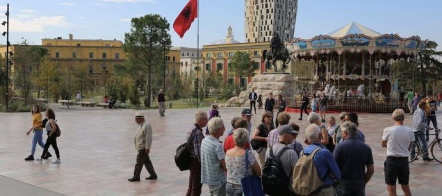 INSTAT: Shqiptarët jetojnë mesatarisht rreth 80 vjeç