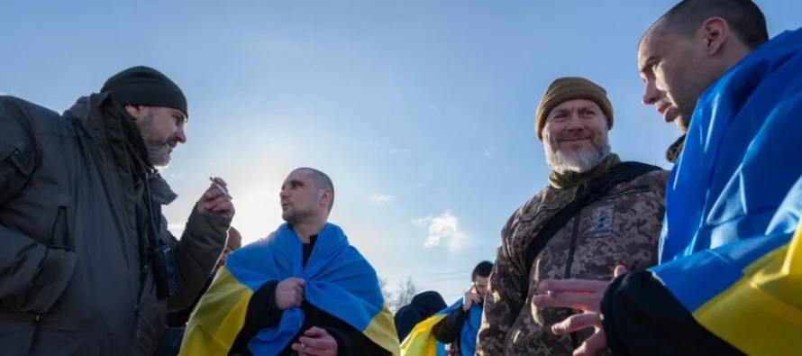 Rusia dhe Ukrainë këmbejnë të burgosur lufte, 95 ushtarë ukrainas kthehen në atdhe