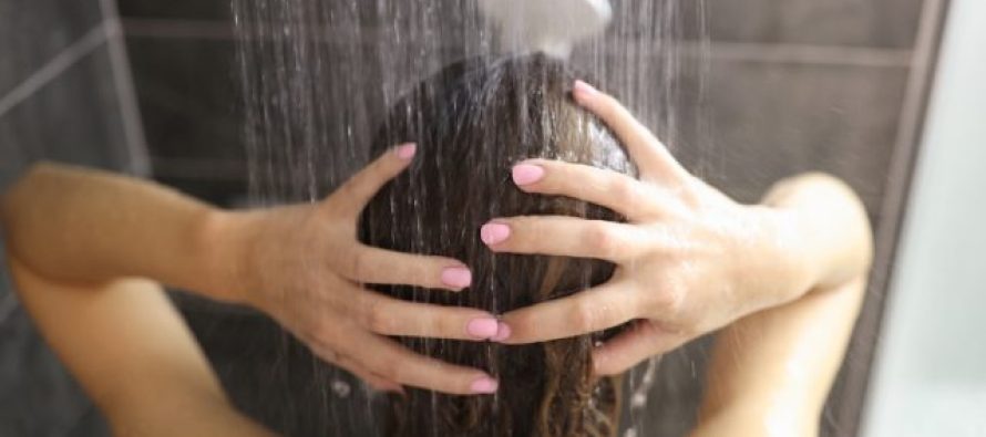 Dushi i ftohtë, sekreti për flokë më të shkëlqyeshëm dhe të shëndetshëm