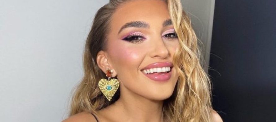 Yllka Kuqi këndon në dasëm me syze të diellit