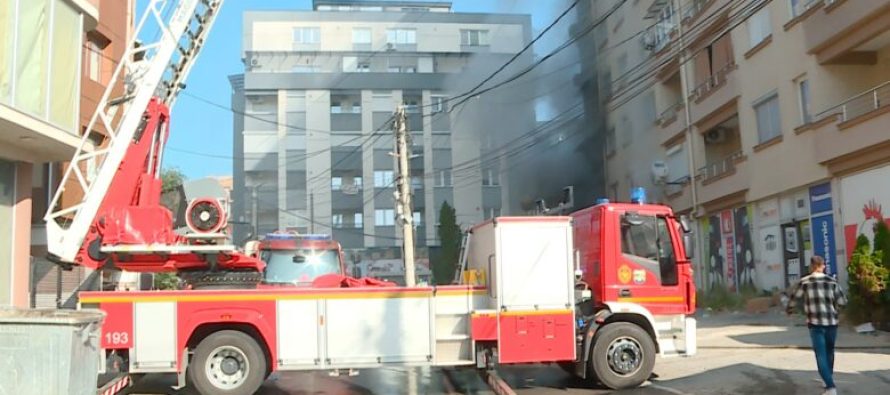 Zjarri kaplon barakat në lagjen Vllae, situata nën kontroll