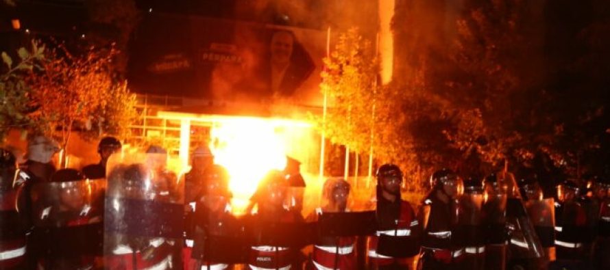 “Mosbindja civile”, 12 policë dhe 7 qytetarë të plagosur/ Molotovët, Policia nis mbledhjen e provave
