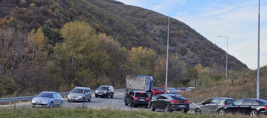 FOTO LAJM: Radhë të gjata në vendkalimin drejt Kosovës