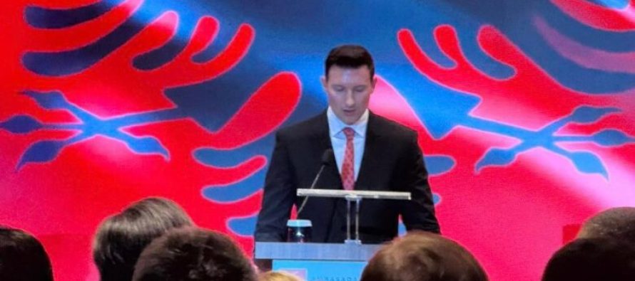 Reagon ambasadori i Shqipërisë pas përdhosjes së flamujve