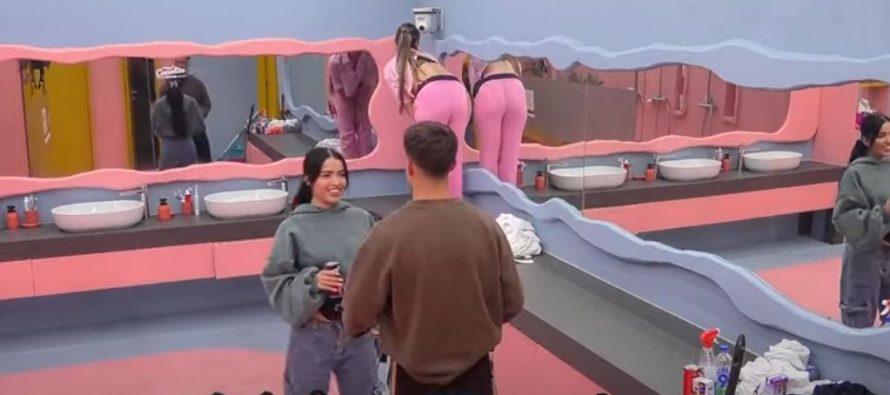 Anisa, Lela dhe Driloni dhurojnë spektakël nga tualeti (VIDEO)