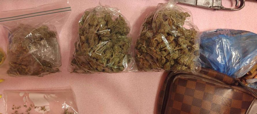 Policia konfiskoi drogë dhe armatim në një aksion në Gostivar