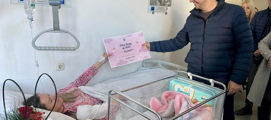 Fëmija i parë për vitin 2025 në Gostivar, është vajzë