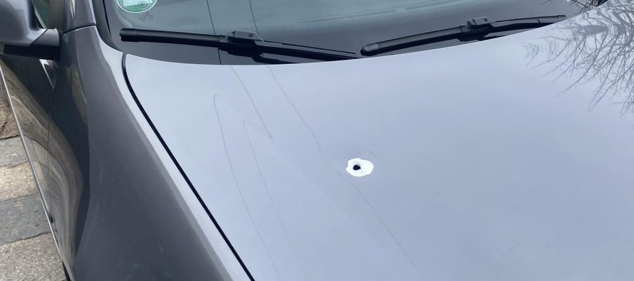 Golfi dëmtohet nga plumbi qorrë, pronari lajmërohet në Polici