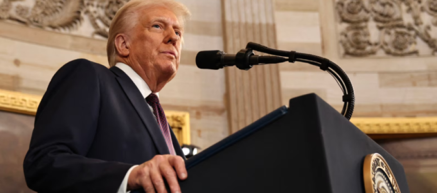 Trump betohet si President, Biden dhe Harris përshëndeten pas largimit nga detyra