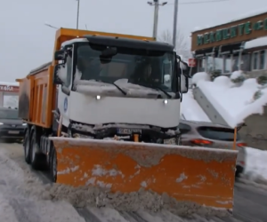 Trafiku zhvillohet në kushte dimërore, ndalim qarkullimi për kamionë në disa akse rrugore