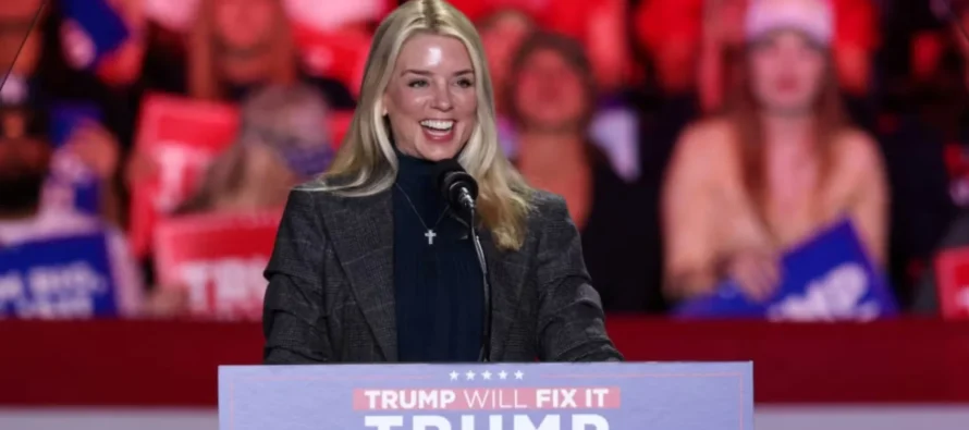 Presidenti Trump e emëroi në postin e Prokurores së Përgjithshme, kush është Pam Bondi?