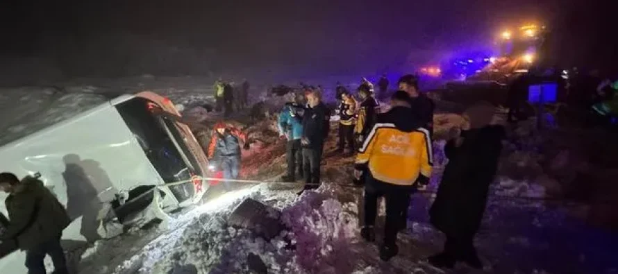 Rrotullohet autobusi në Turqi, të paktën katër persona të vdekur