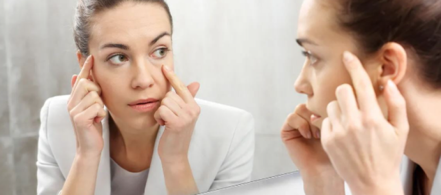 Ushqimet që ndihmojnë të eliminoni qeskat në sy