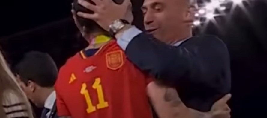 Rubiales këmbëngul se puthja me Hermoson ishte konsensuale