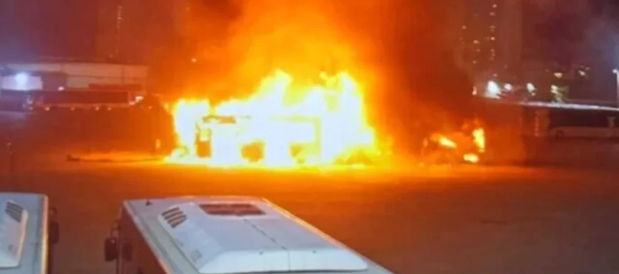 Shpërthejnë tre autobusë në Izrael, dyshohet për sulm terrorist