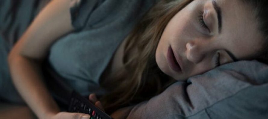 A është e dëmshme të flesh me televizion ndezur?