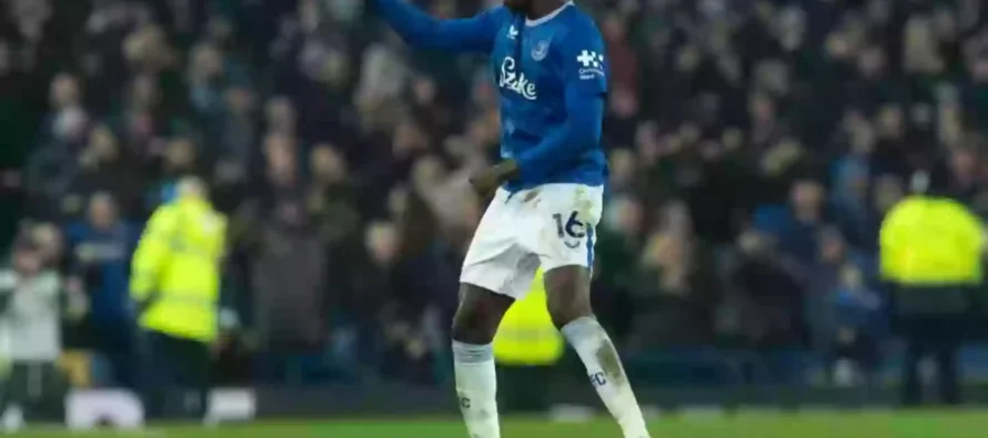 Premier League “dënon” fyerjet racore në drejtim të mesfushorit të Everton