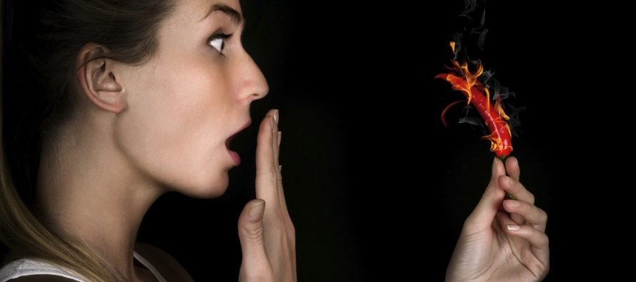 Çfarë i ndodh trupit tuaj kur hani ushqim djegës?