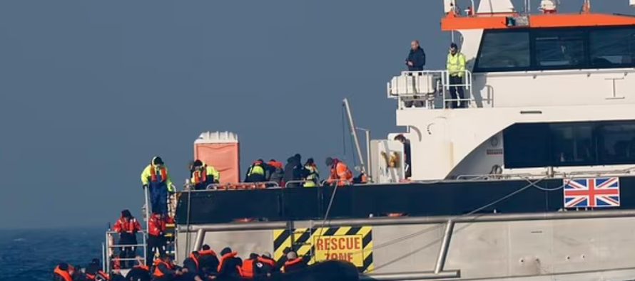 Marina franceze refuzon t’u ndihmojë, anglezët shpëtojnë emigrantët në mes të detit