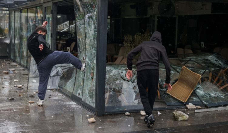 Disa incidente gjatë protestës në Koçan pas tragjedisë me 59 viktima | VIDEO