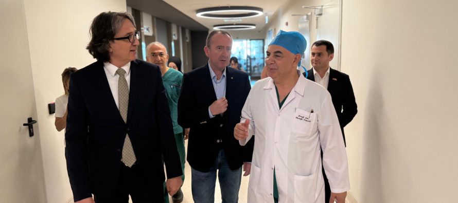 Taravari viziton pacientët nga tragjedia e Koçanit në spitalin e Stambollit