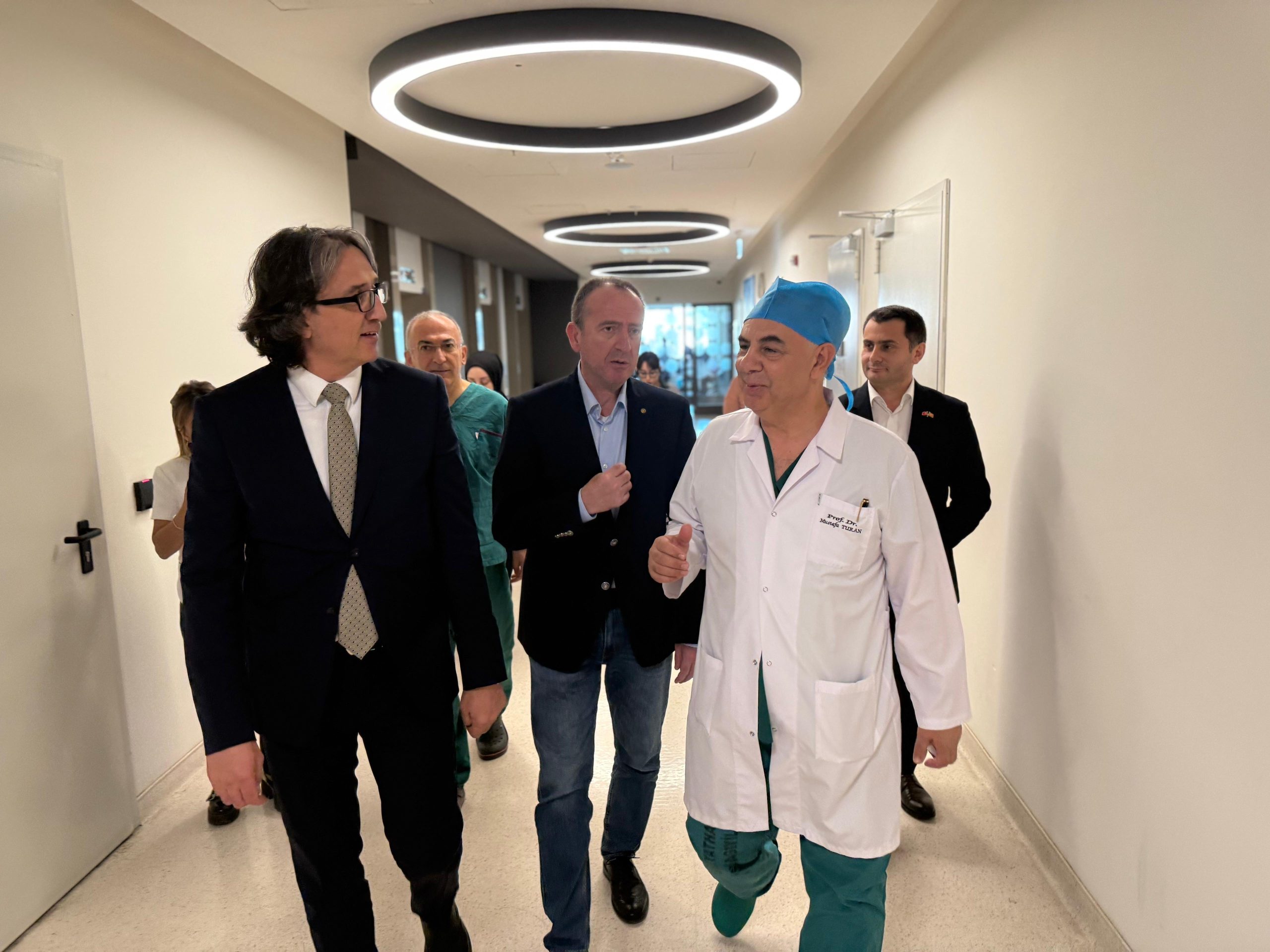 Taravari viziton pacientët nga tragjedia e Koçanit në spitalin e Stambollit