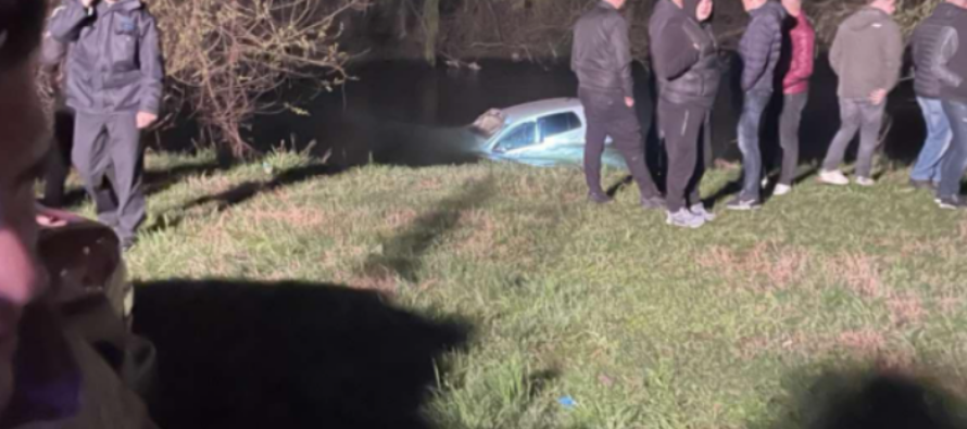 Një veturë bie në lumin Vardar, ekipet dalin në terren