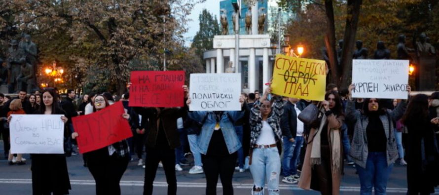 Studentët kërkojnë ulje të çmimeve të transportit me autobus