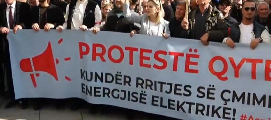 Në Prishtinë protestohet kundër shtrenjtimit të rrymës