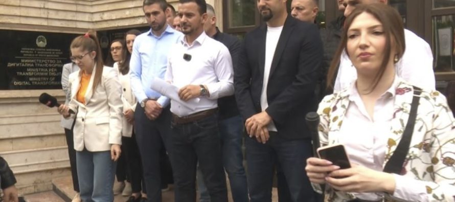 Inspektorët që kontrollonin zbatimin e shqipes, sot vetë pa paga dhe në rrugë