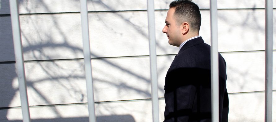 Pamja e re e Ervin Salianjit nga burgu ngjall debat: Mero Baze ironizon mbjelljen e flokëve