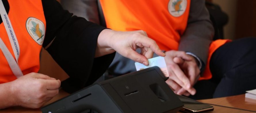 Probleme në Qendrën e Votimit: Raportime për votim familjar dhe vështirësi me pajisjet elektronike