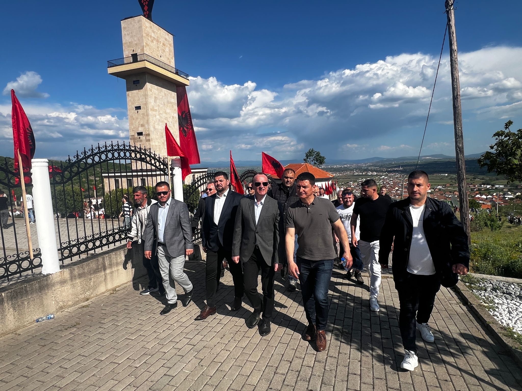Taravari nga Sllupçani: Lavdi të Përjetshme Dëshmorëve, dëshmia më sublime e dashurisë për Jetën dhe Paqen!
