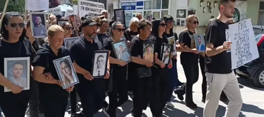 Prindërit dhe familjet e viktimave të Koçanit marshojnë për të tetën herë, kërkojnë përgjegjësi