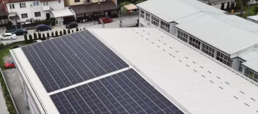 Gostivari investon në energjinë e gjelbër: Sisteme fotovoltaike në dy shkolla publike