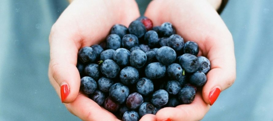 Si të ruani një lëkurë rinore përmes ushqimit?