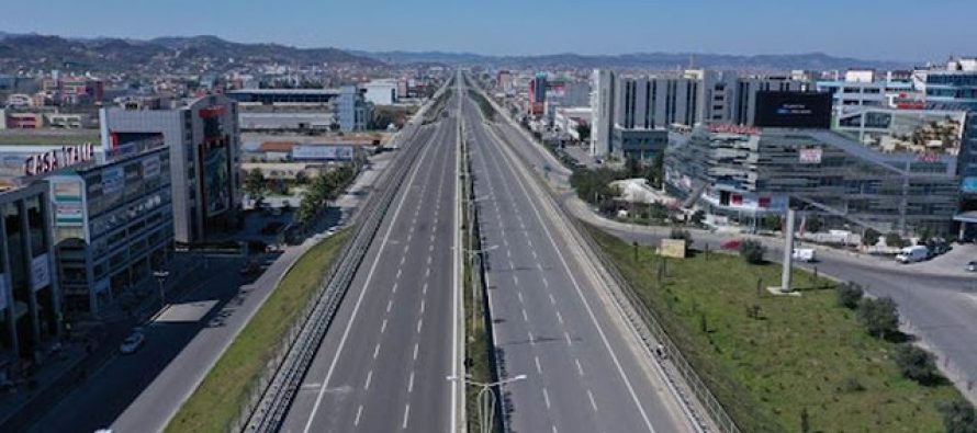 Autostrada Tiranë-Durrës bllokohet pas aksidentit pranë Casa Italia