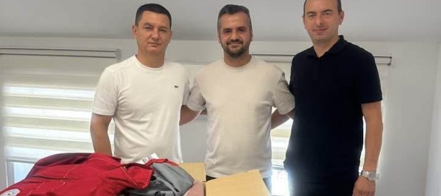 Deputeti Rijad Shaqiri dhuron uniforma pune për stafin e Shtëpisë së Shëndetit në Likovë
