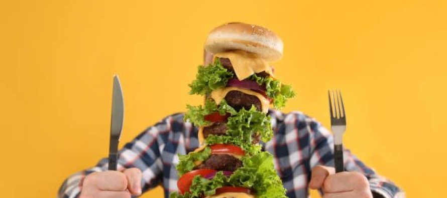 Mungesa e gjumit rrit dëshirën për ushqime të shpejta dhe rrezikun e obezitetit