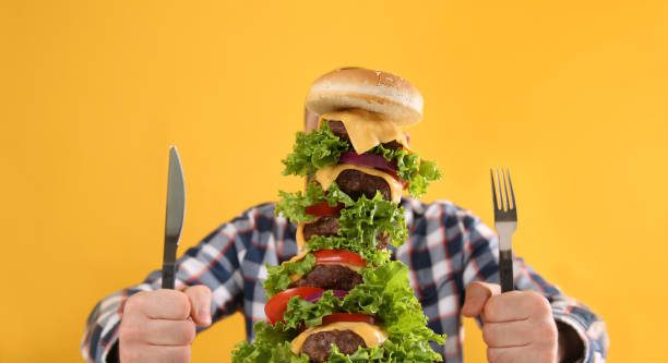 Mungesa e gjumit rrit dëshirën për ushqime të shpejta dhe rrezikun e obezitetit
