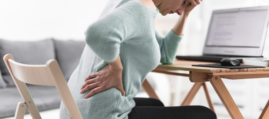 Dhimbje në shpinë nga kondicioneri – çfarë duhet të dini këtë verë