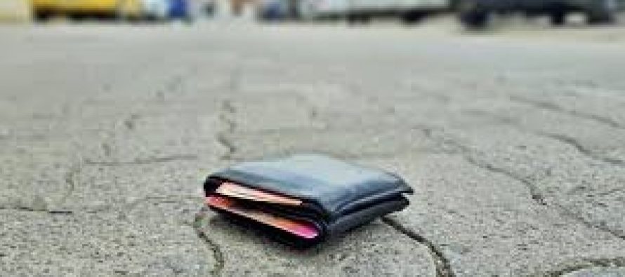 Akt i ndershmërisë në Pejë – qytetari dorëzon kuletën me para në polici