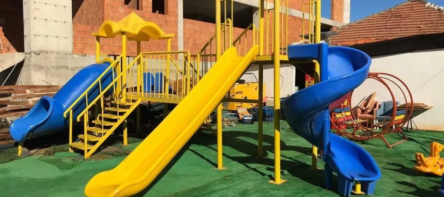 Ngjarje në Vlorë – Fëmija bie nga lartësia në këndin e lodrave